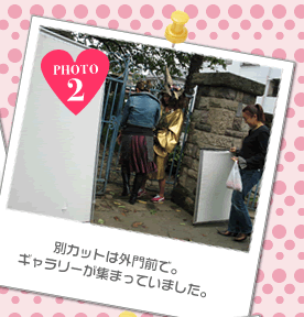 別カットは外門前で。ギャラリーが集まっていました。