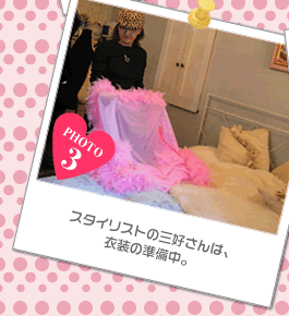 スタイリストの三好さんは、衣装の準備中。