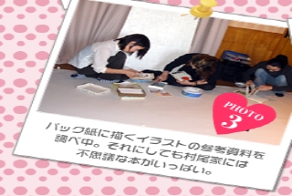 バック紙に描くイラストの参考資料を調べ中。それにしても村尾家には不思議な本がいっぱい。