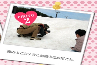 雪の中でカメラと格闘中の村尾さん。