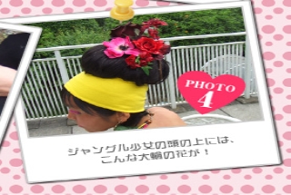 ジャングル少女の頭の上には、こんな大輪の花が！